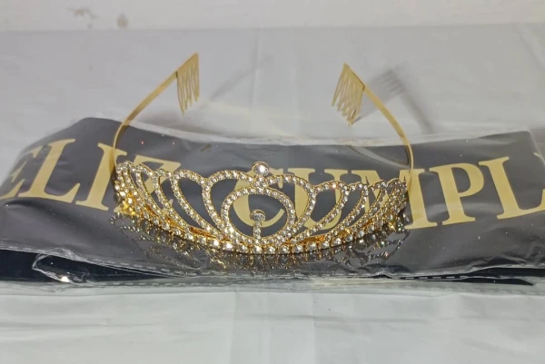 Juego de Banda Negra y Corona Dorada M4's foto | PartyExpress |  BizneCubano