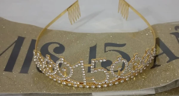 Juego de Banda y Corona Dorada Mis 15 Años M3's foto | PartyExpress |  BizneCubano