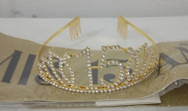 Juego de Banda y Corona Dorada Mis 15 Años M4's foto | PartyExpress |  BizneCubano