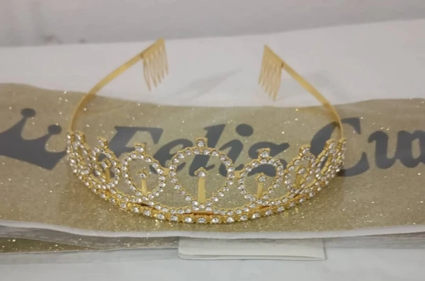 Juego de Banda Dorada (letra cursiva) y Corona Dorada M3's foto | PartyExpress |  BizneCubano