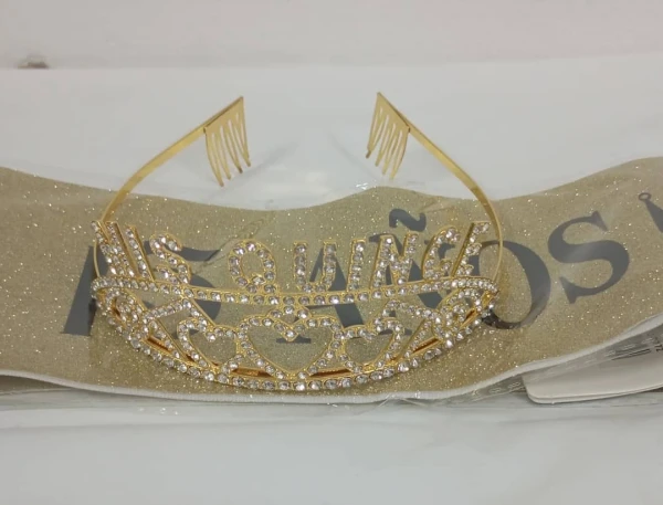 Juego de Banda y Corona Dorada Mis 15 Años M5's foto | PartyExpress |  BizneCubano