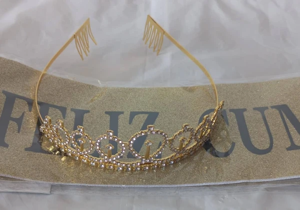 Juego de Banda Dorada (letra de molde) y Corona Dorada M4's foto | PartyExpress |  BizneCubano