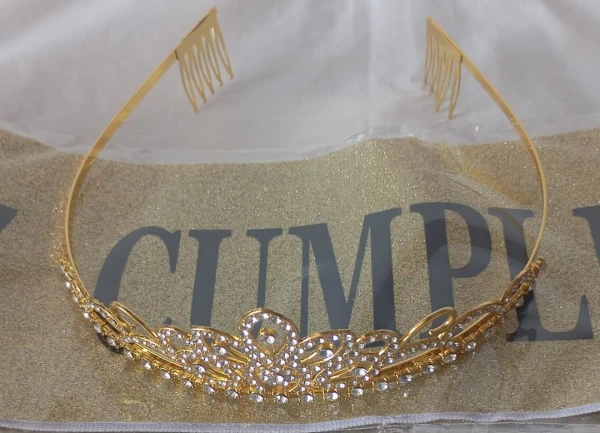 Juego de Banda Dorada (letra de molde) y Corona Dorada M5's foto | PartyExpress |  BizneCubano